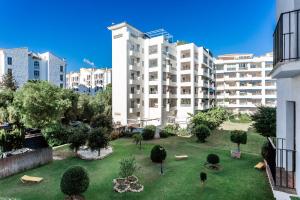 apartament z ogrodem przed budynkiem w obiekcie by RIVA - Cozy, Contemporary Studio in Puerto Banus Gardens w Marbelli