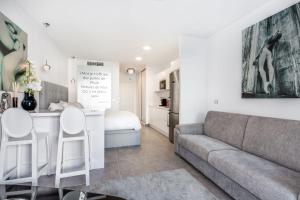 Część wypoczynkowa w obiekcie by RIVA - Cozy, Contemporary Studio in Puerto Banus Gardens