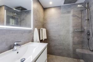 łazienka z umywalką i prysznicem w obiekcie by RIVA - Cozy, Contemporary Studio in Puerto Banus Gardens w Marbelli