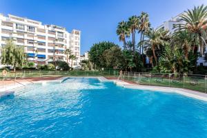 Basen w obiekcie by RIVA - Cozy, Contemporary Studio in Puerto Banus Gardens lub w pobliżu