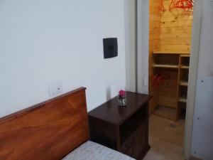 サンニコーラにあるLa Stanza Alternativaの木製デスク、クローゼットが備わる客室です。