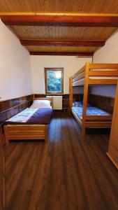 Poschodová posteľ alebo postele v izbe v ubytovaní Chata Panoráma