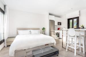 A bed or beds in a room at by RIVA - Chic, Contemporary Studio in Puerto Banus Gardens