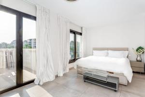 A bed or beds in a room at by RIVA - Chic, Contemporary Studio in Puerto Banus Gardens