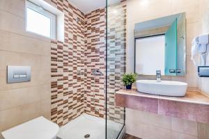 Phòng tắm tại Yakinthos Hotel