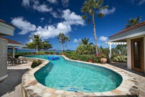 维尔京戈尔达岛BEACHCOMBER VILLA的房子后院的游泳池