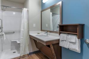 Koupelna v ubytování WoodSpring Suites Austin Georgetown