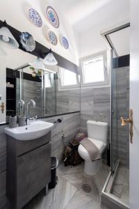 Kúpeľňa v ubytovaní Ricos Two Bedroom House - Naoussa Paros + 24 fotografií