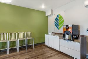 Kuchyň nebo kuchyňský kout v ubytování WoodSpring Suites Austin Georgetown