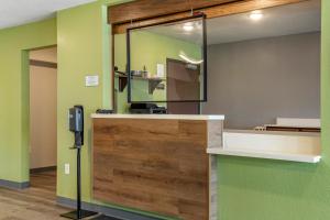 Kuchyň nebo kuchyňský kout v ubytování WoodSpring Suites Austin Georgetown