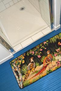 um tapete de banho no chão de uma casa de banho em Chambre privative et originale, à 20 mn de Cluny em Trivy