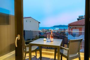 einen Tisch und Stühle auf einem Balkon mit Aussicht in der Unterkunft Arion suites in Sarti