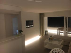 Televízia a/alebo spoločenská miestnosť v ubytovaní Miraflores Beach - Playa First Line - Sea view - Luxury & Design Apartment