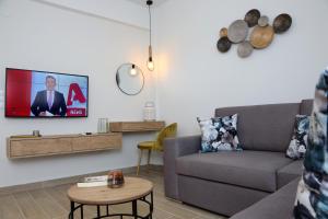 Uma TV ou centro de entretenimento em Under the Aqueduct boutique house
