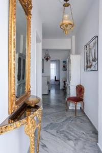 corridoio con specchio d'oro e tavolo di Ricos Two Bedroom House - Naoussa Paros a Naoussa