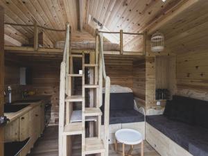 ein Schlafzimmer mit Etagenbetten in einer Holzhütte in der Unterkunft Dreamy chalet in Barvaux-sur-Ourthe with sauna and hot tub in Famenne