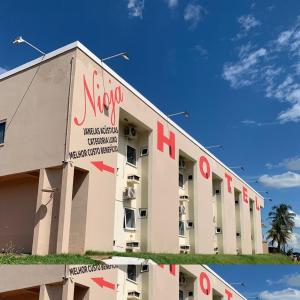 un gran edificio con un cartel de Nikko en Nioja Hotel, en Itumbiara