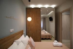 Cama ou camas em um quarto em Under the Aqueduct boutique house