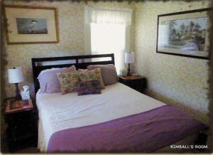 ノースコンウェイにあるSpruce Moose Lodgeのベッドルーム1室(白いシーツと枕のベッド1台付)