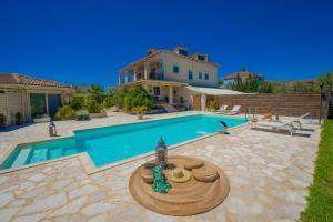 Bazén v ubytovaní Eleni's Family Villa alebo v jeho blízkosti