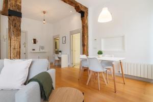 a living room with a white couch and a table at Muy Luminoso a 5 min del centro de Bilbao in Bilbao