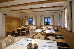 Reštaurácia alebo iné gastronomické zariadenie v ubytovaní Apartment Nester
