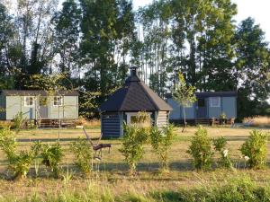 El edificio en el que está el camping