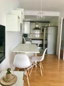 a kitchen with a table and chairs in a room at El apartamento de Andrea VUT-47-249 in Tordesillas