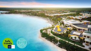 una vista aerea di un resort sulla spiaggia di Barceló Maya Palace - All Inclusive a Xpu Ha