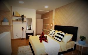 MLH Designer Duplex Suite @ EkoCheras客房内的一张或多张床位