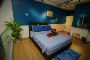 蕉赖MLH Designer Duplex Suite @ EkoCheras的卧室里有一张床，床上有一只泰迪熊 更多37张照片