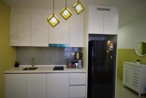 MLH Designer Duplex Suite @ EkoCheras的厨房或小厨房