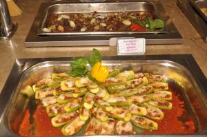 ein Tablett mit Garnelen und Gemüse in Soße in der Unterkunft Sharm Bride Resort Aqua & SPA in Sharm El Sheikh