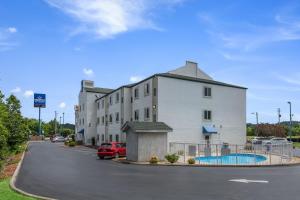 Бассейн в Americas Best Value Inn-Knoxville East или поблизости