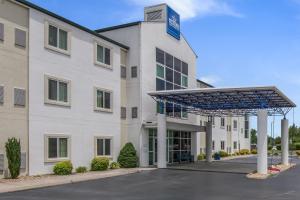 una representación de un hotel con un edificio en Americas Best Value Inn-Knoxville East en Knoxville