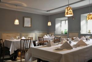 Reštaurácia alebo iné gastronomické zariadenie v ubytovaní Apartment Nester