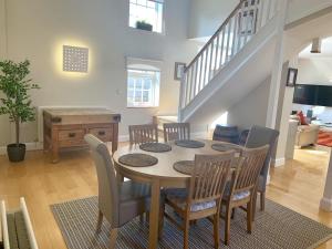 uma sala de jantar com mesa e cadeiras em Brewery Cottage em Abingdon