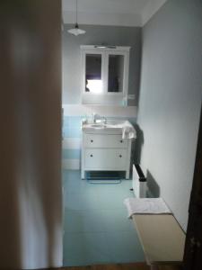 ein Badezimmer mit einem weißen Waschbecken und einem Spiegel in der Unterkunft Měšťanský Dům in Rožmberk nad Vltavou