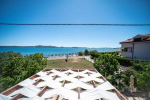 - une vue sur la plage depuis le toit d'un bâtiment dans l'établissement Guest House Ero, à Sukošan