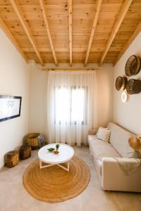 uma sala de estar com um sofá e uma mesa em Mystes em Samotrácia