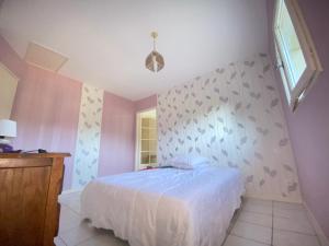 Letto o letti in una camera di Spacieuse maison dans un parc privée