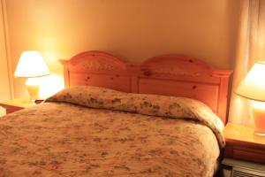 ein Bett in einem Schlafzimmer mit 2 Lampen und 2 Tischen in der Unterkunft Vail Point in Vail