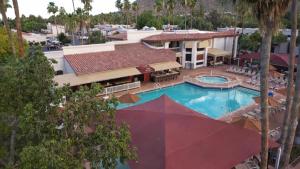 Vista sulla piscina di Getaways at Scottsdale Camelback o su una piscina nei dintorni