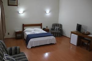 Giường trong phòng chung tại Hotel São Lucas