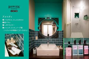 ein Bad mit einem Waschbecken und einem Spiegel in der Unterkunft Room Inn Shanghai 横浜中華街 Room 2 in Yokohama