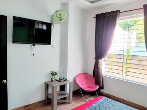 Homestay Xì Trum的电视和/或娱乐中心