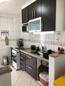 Virtuve vai virtuves zona naktsmītnē Apartamento Elizabetta 3, pé na areia