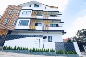 un revestimiento de un edificio blanco en TTR Studio Apart Hotel, en Da Lat