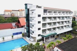 Bazén v ubytování Puangpen Villa Hotel nebo v jeho okolí + 31 fotografií
