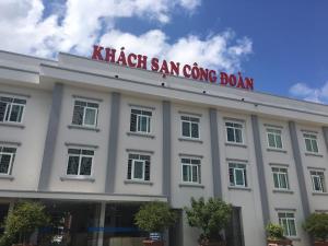 ein weißes Gebäude mit einem Schild darüber in der Unterkunft Cong Doan Gia Lai Hotel in Pleiku